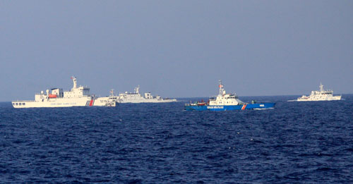 Tàu cảnh sát biển Việt Nam bị tàu Trung Quốc vây quanh, uy hiếp. Ảnh: Nguyễn Đông.
