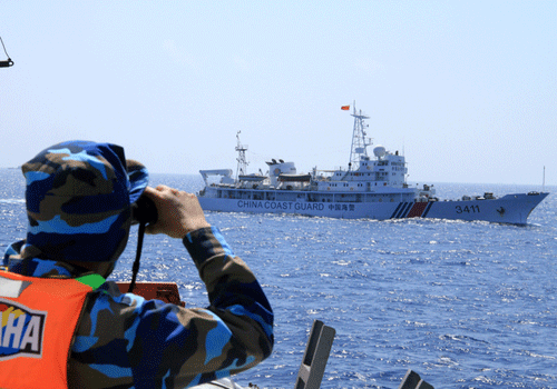 Nhiều tàu của Trung Quốc tiến sát tàu Cảnh sát biển Việt Nam. Ảnh: Nguyễn Đông